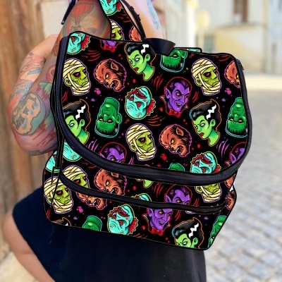 Mochila com padrão colorido de monstros clássicos de horror
