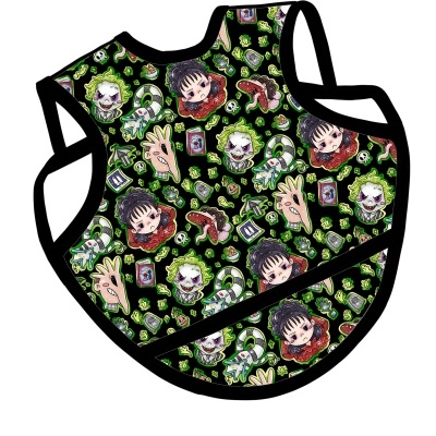 Babete preto com padrão colorido de personagens em estilo cartoon