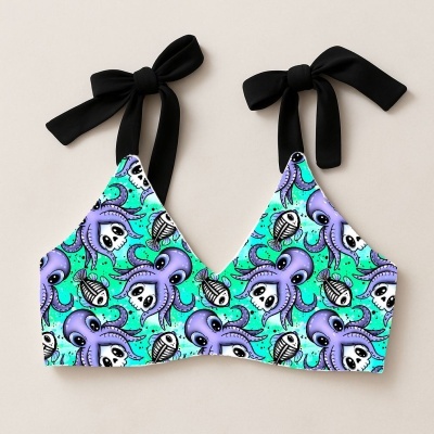 Top de biquíni colorido com padrão de polvo roxo, caveiras e esqueletos de peixes, alças pretas para amarrar
