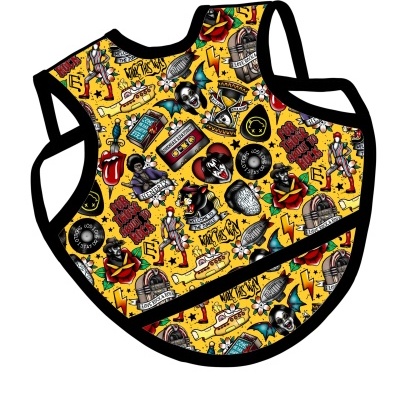 Babete colorido com padrões rock em fundo amarelo