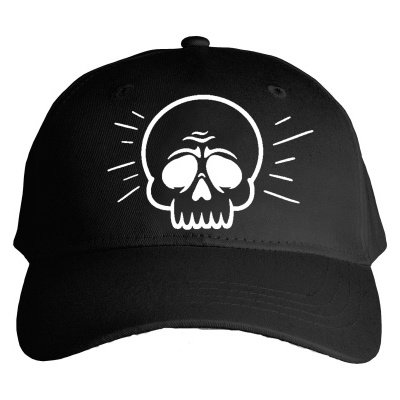 Boné preto com estampa de caveira branca