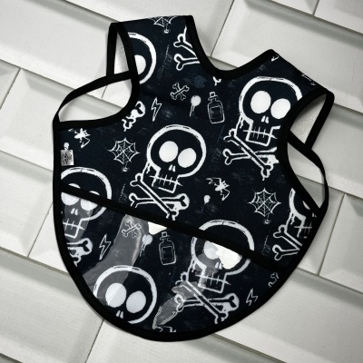 Babete infantil preto com estampado de caveiras e ossos brancos