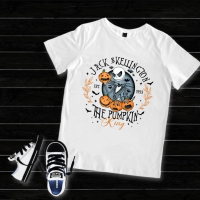 T-shirt branca com estampa de Jack Skellington e abóboras, ténis brancos e pretos