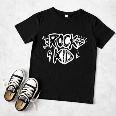 T-shirt preta com texto branco Rock Kid e par de ténis pretos com branco