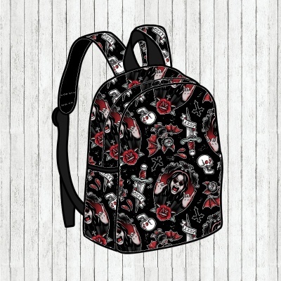 Mochila preta com padrão de caveiras, rosas vermelhas e adagas em fundo de madeira