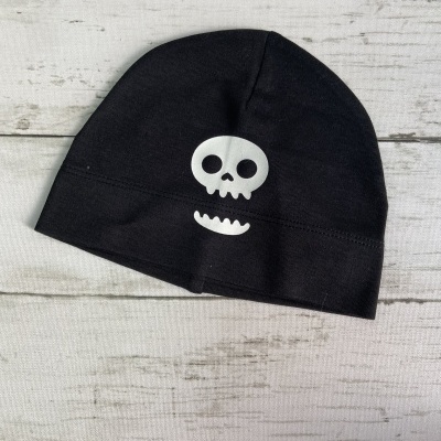 Gorro preto com desenho branco de crânio