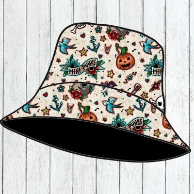 Chapéu balde bege com desenhos coloridos e texto MINI PUNKS