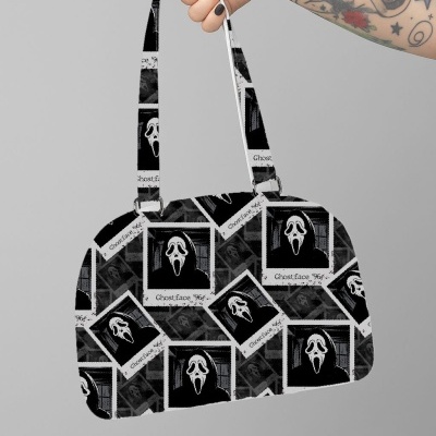 Bolsa preta com padrão de máscaras de fantasma e texto 'Ghostface '96'