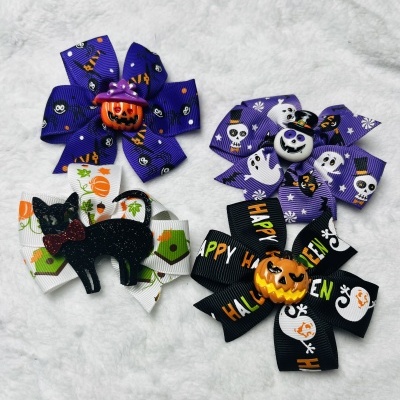 Quatro laços decorativos Halloween com padrões e adereços coloridos