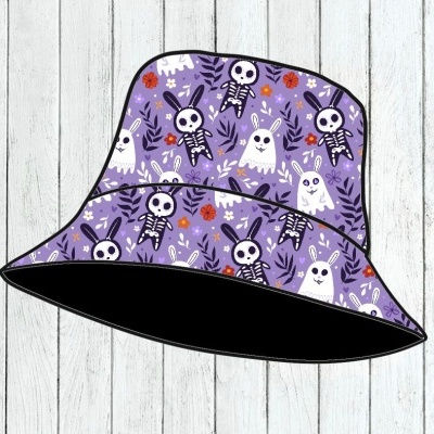 Chapéu pescador roxo com padrão de esqueletos de coelho e fantasmas