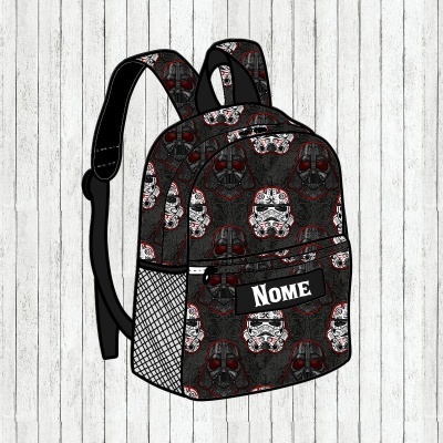 Mochila preta com padrão de capacetes de Star Wars e etiqueta NOME