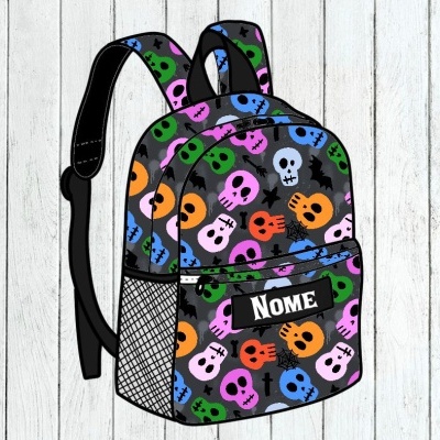Mochila infantil preta com caveiras coloridas e etiqueta com texto NOME