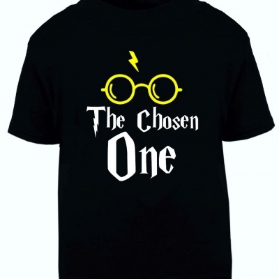 Camiseta preta com óculos amarelos e texto The Chosen One