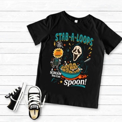 T-shirt preta com estampa colorida e ténis pretos e brancos ao lado