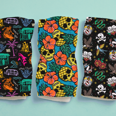 Três máscaras coloridas com padrões variados de caveiras, flores, abacaxis e texto HANG LOOSE