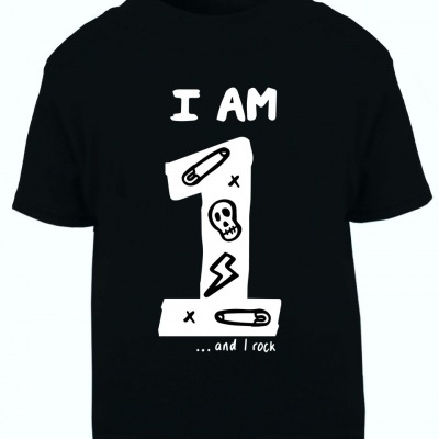 Camiseta preta com texto e desenhos em branco