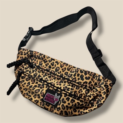 Pochete com padrão animal print castanho e preto e etiqueta Moschino