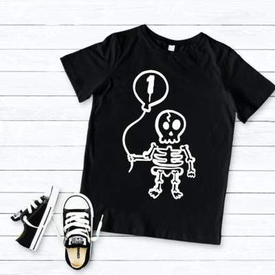 T-shirt preta com esqueleto e balão e ténis infantis pretos