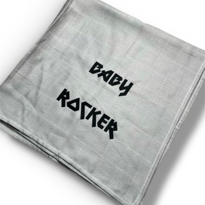 Manta cinza clara dobrada com texto preto BABY ROCKER