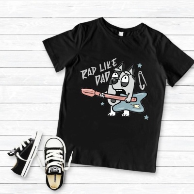 T-shirt preta infantil com estampa de cão e guitarra, par de ténis pretos e brancos