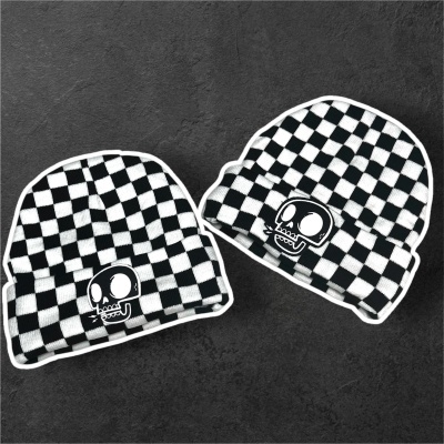 Toucas de malha preta e branca com padrão xadrez e estampa de caveira