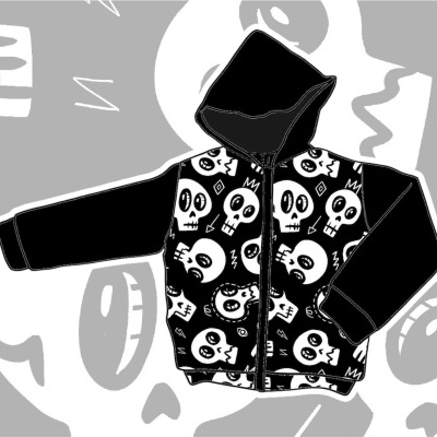 Casaco preto para criança com padrão de caveiras brancas e capuz