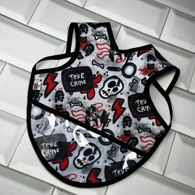 Babete para bebé com padrão de caveiras e texto TRUE CRIME