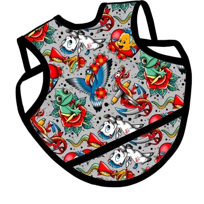 Babete com estampado de personagens e flores em fundo cinzento