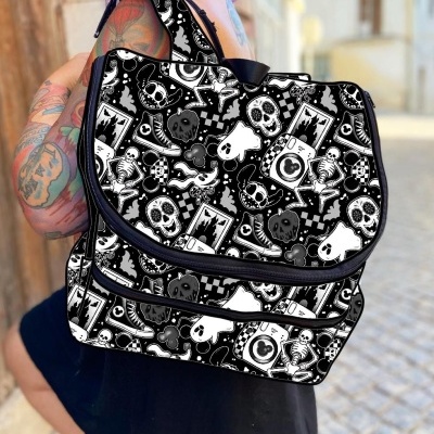 Mochila preta com padrão de caveiras e elementos gráficos