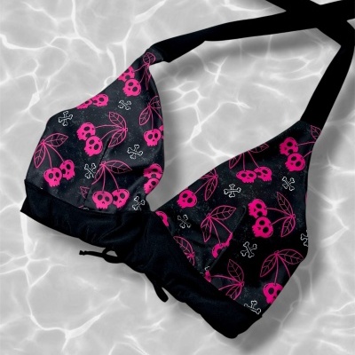 Top de bikini preto com padrão de cerejas em forma de caveira cor-de-rosa.