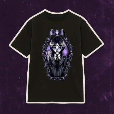 Camiseta preta com estampa de personagem estilizada em terno dentro de moldura roxa