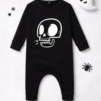 Macacão preto de bebé com caveira branca, decoração de halloween ao redor