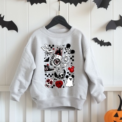 Sweatshirt cinzenta com estampado colorido e decoração de Halloween com morcegos e abóbora.