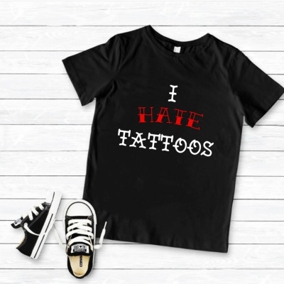 T-shirt preta com texto I HATE TATTOOS e ténis pretos