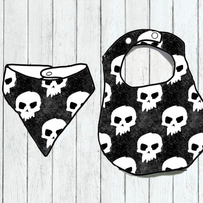 Babete e bandana preto com padrão de caveiras brancas