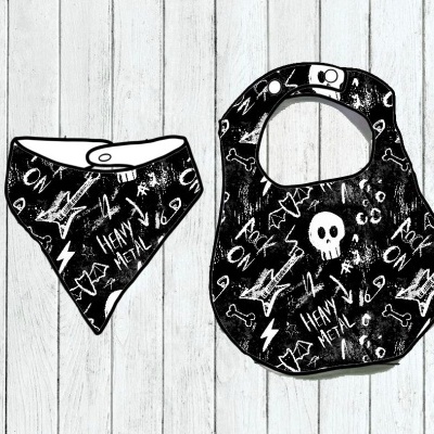 Babete e bandana pretos com padrões brancos de heavy metal, caveira e guitarra.