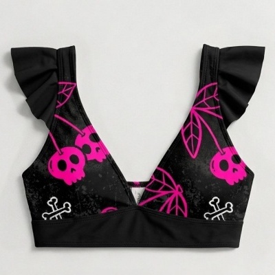Top preto com estampado de caveiras e folhas cor-de-rosa com alças em tule preto franzido