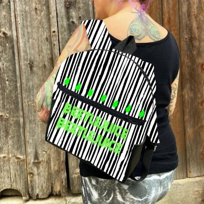 Mochila com riscas pretas e brancas e texto verde BERTHJUICE BERTHJUICE