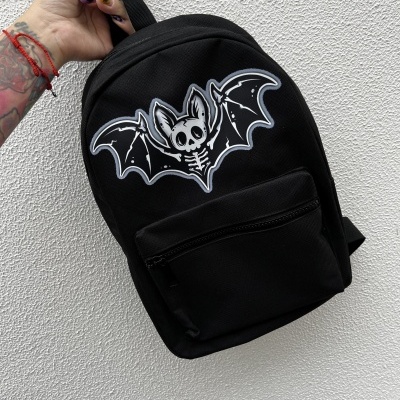 Mochila preta com estampa de morcego esqueleto