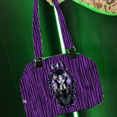 Mala roxa com riscas pretas e imagem de personagem feminina central