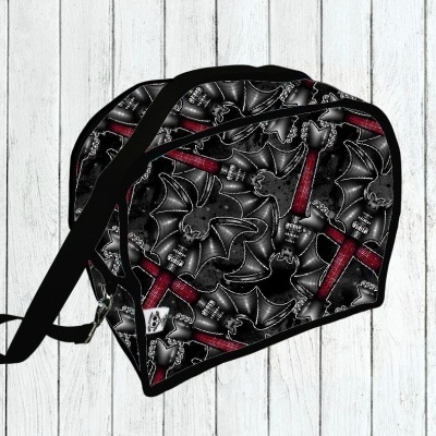 Bolsa preta com padrão de morcegos e cruzes vermelhas