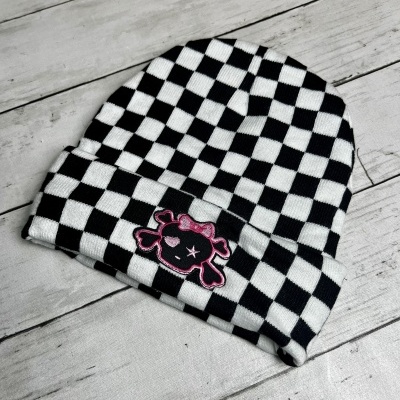 Gorro de tecido preto e branco com caveira cor-de-rosa