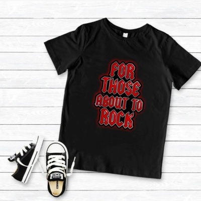 T-shirt preta com texto FOR THOSE ABOUT TO ROCK e ténis infantis pretos e brancos