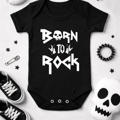 Body de bebé preto com estampado rock branco e acessórios temáticos