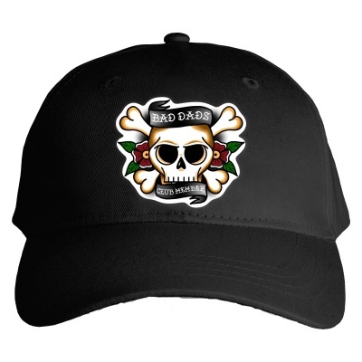 Boné preto com bordado de caveira e texto