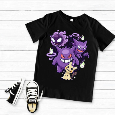 T-shirt preta com estampado colorido de personagens roxos e fantasmas e sapatilhas infantis pretas e brancas