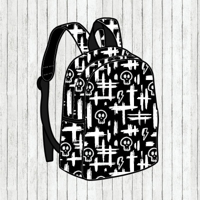 Mochila preta com padrão branco de caveiras, relâmpagos e cruzes em fundo de madeira branca