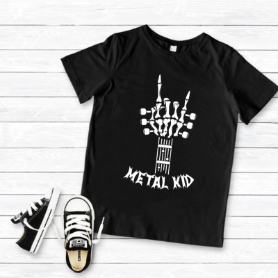 T-shirt preta com estampa de mão esquelética e texto METAL KID junto a ténis pretos