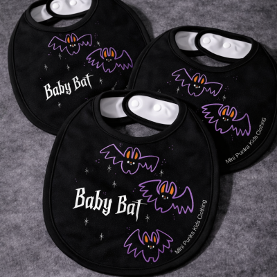Conjunto de três babetes pretos com morcegos e texto em branco