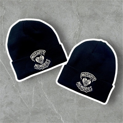 Duas gorros pretos com bordado branco 'MOSHPIT MEMORIES' e desenho de mão esquelética.